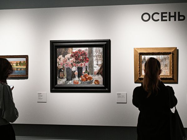 Посетители на выставке Импрессионизм с русской душой в Серпуховском историко-художественном музее. Слева направо: Золотая осень. Река Пехорка Петровичев Пётр Иванович, Натюрморт с цветами Петровичев Пётр Иванович, Напуск гончих Алексей Степанов Посетители на выставке Импрессионизм с русской душой в Серпуховском историко-художественном музее. Слева направо: Золотая осень. Река Пехорка Петровичев Пётр Иванович, Натюрморт с цветами Петровичев Пётр Иванович, Напуск гончих Алексей Степанов