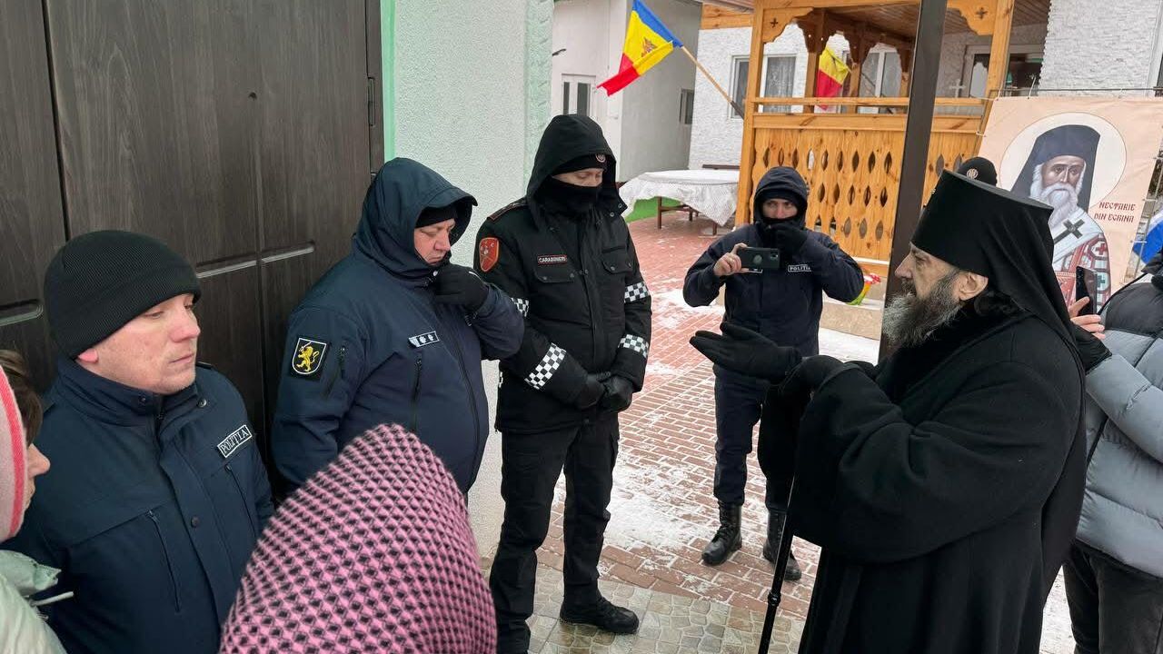 Полиция у церкви Успения Пресвятой Богородицы в селе Деренеу Каларашского района Полиция у церкви Успения Пресвятой Богородицы в селе Деренеу Каларашского района - РИА Новости, 1920, 11.02.2026