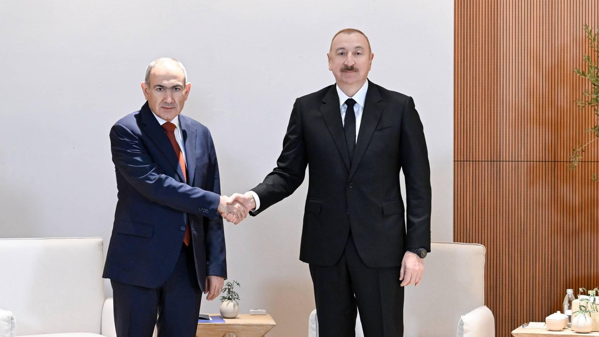 Президент Азербайджана Ильхам Алиев и премьер-министр Армении Никол Пашинян во время встречи в Абу-Даби. 4 февраля 2026 Президент Азербайджана Ильхам Алиев и премьер-министр Армении Никол Пашинян во время встречи в Абу-Даби. 4 февраля 2026 - РИА Новости, 1920, 04.02.2026