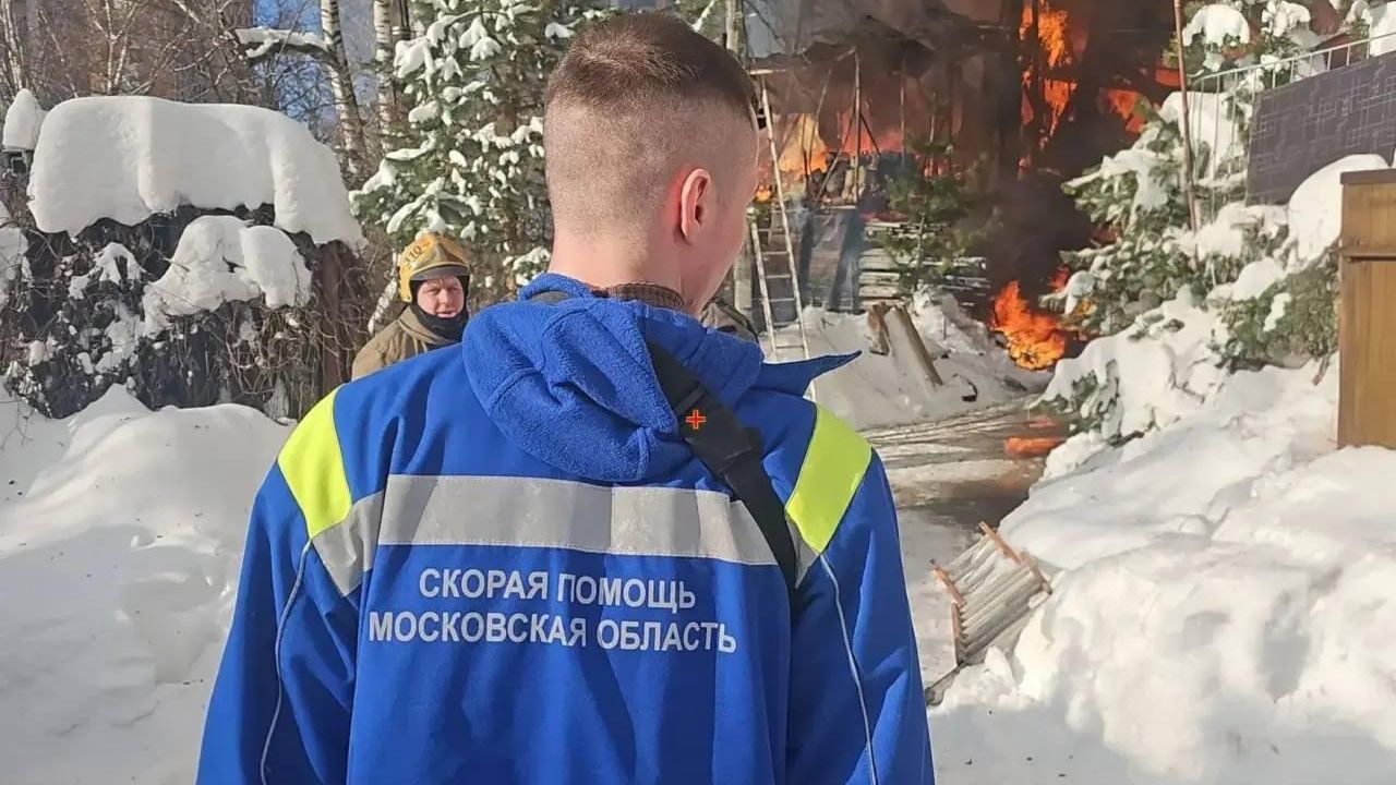 На месте пожара в частных жилых домах в подмосковном Путилково. 4 февраля 2026 На месте пожара в частных жилых домах в подмосковном Путилково. 4 февраля 2026 - РИА Новости, 1920, 04.02.2026
