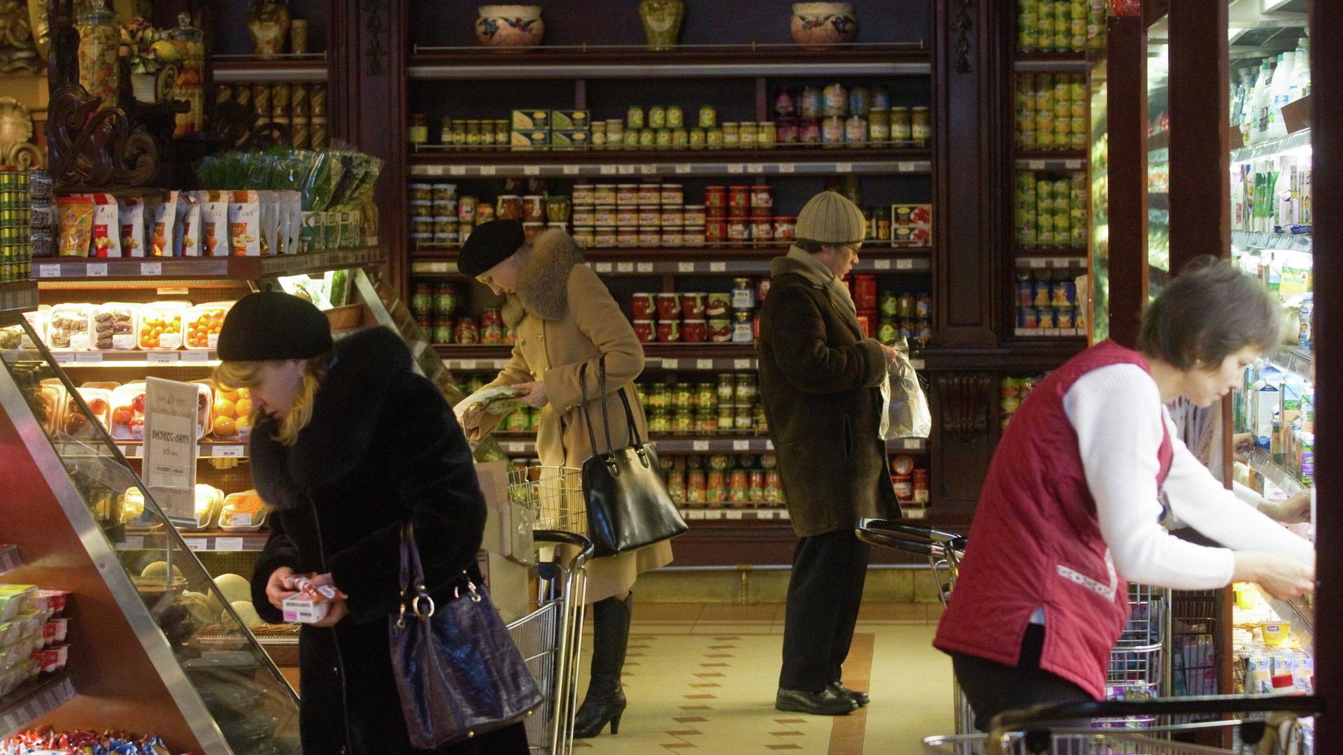 Покупатели выбирают продукты - РИА Новости, 1920, 19.02.2026