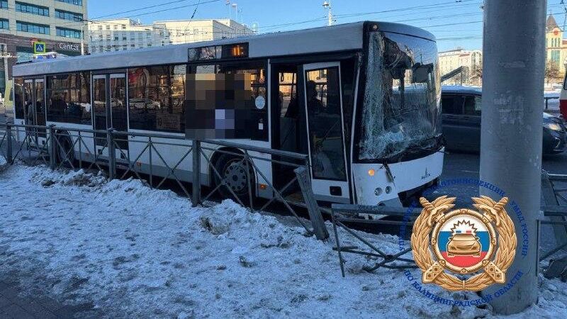 ДТП с участием автобуса в Калининграде. 4 февраля 2026 ДТП с участием автобуса в Калининграде. 4 февраля 2026 - РИА Новости, 1920, 04.02.2026