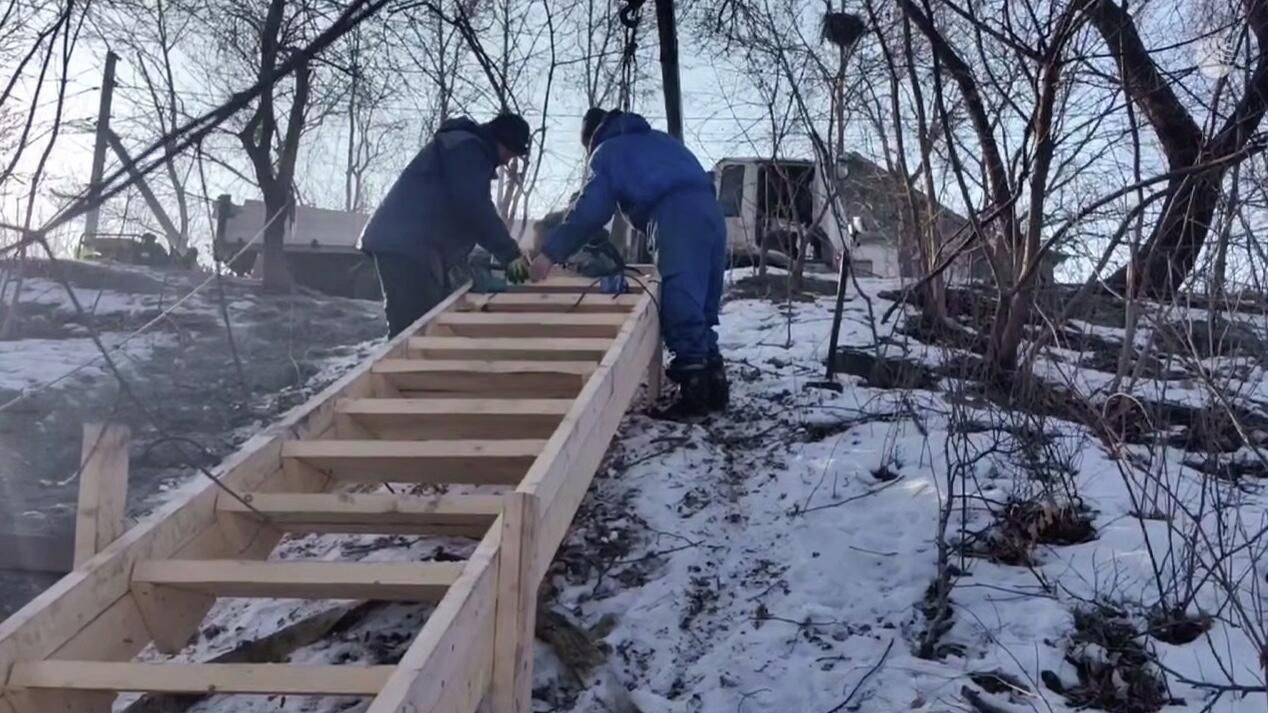 Монтаж лестницы к дому пенсионерки в Находке Приморского края. Кадр видео Монтаж лестницы к дому пенсионерки в Находке Приморского края. Кадр видео - РИА Новости, 1920, 05.02.2026