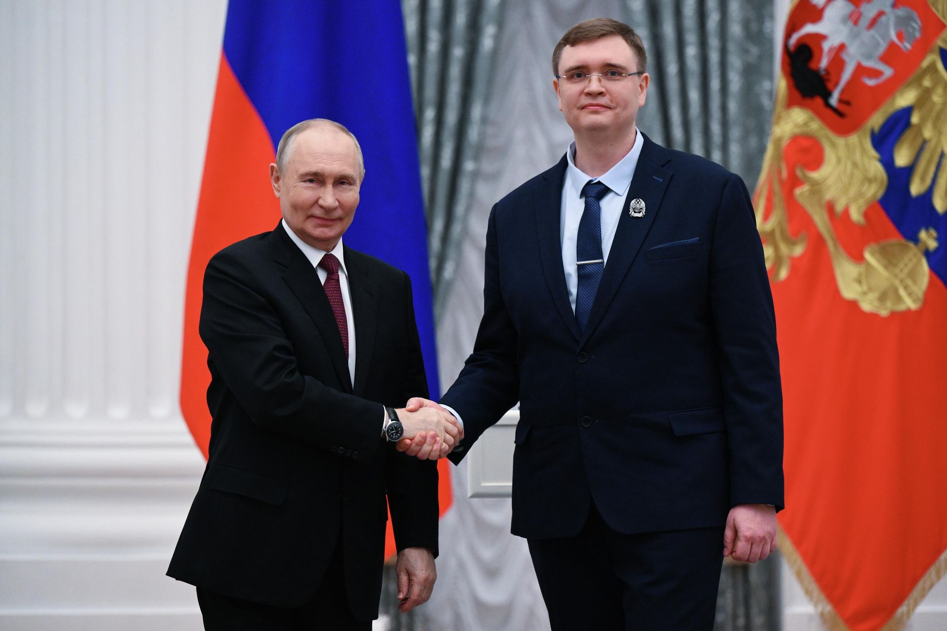 Президент России Владимир Путин и сотрудник Высокотехнологического научно-исследовательского института неорганических материалов имени академика А. А. Бочвара Александр Аникин Президент России Владимир Путин и сотрудник Высокотехнологического научно-исследовательского института неорганических материалов имени академика А. А. Бочвара Александр Аникин - РИА Новости, 1920, 05.02.2026