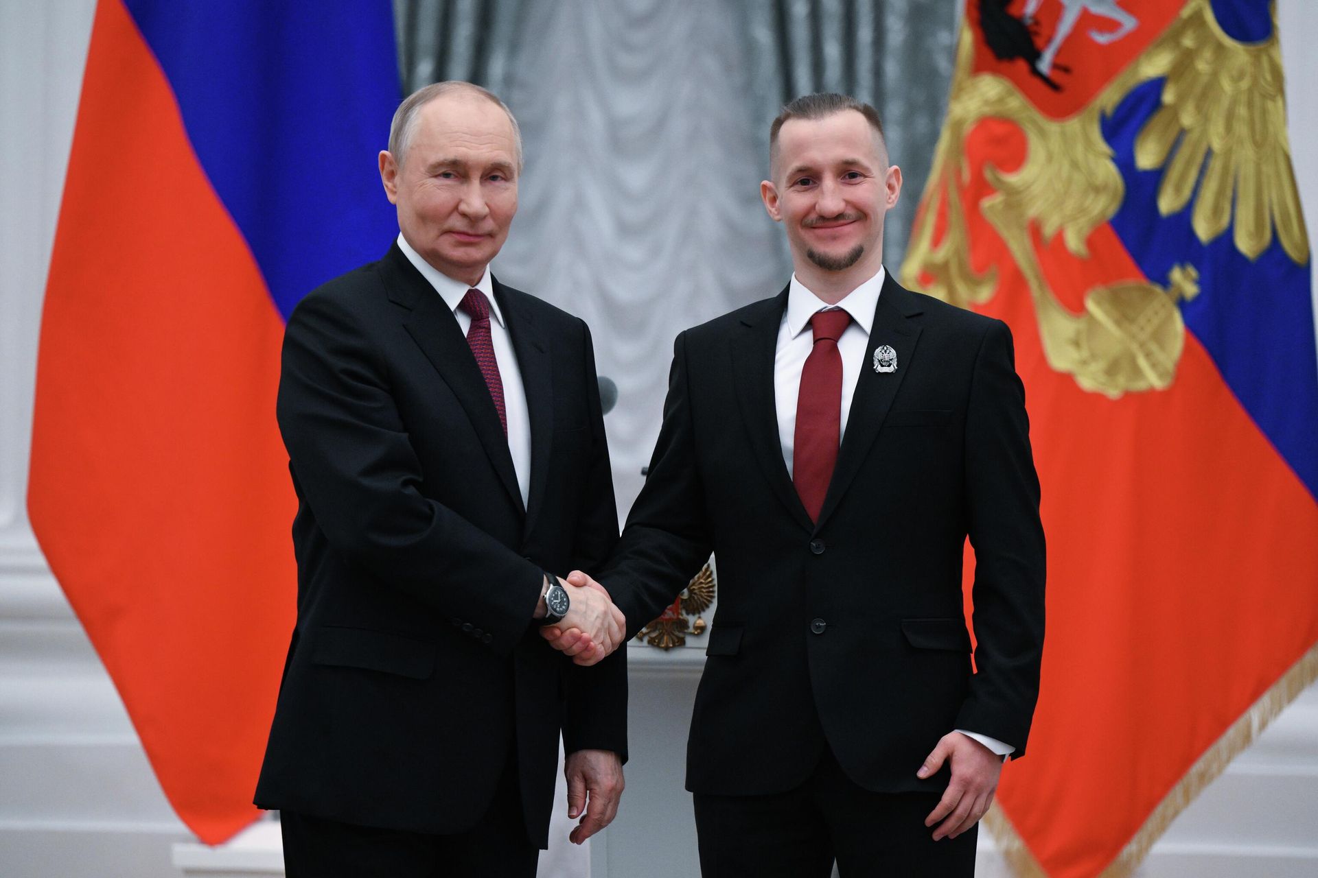 Президент России Владимир Путин и сотрудник Высокотехнологического научно-исследовательского института неорганических материалов имени академика А. А. Бочвара Павел Мосеев Президент России Владимир Путин и сотрудник Высокотехнологического научно-исследовательского института неорганических материалов имени академика А. А. Бочвара Павел Мосеев - РИА Новости, 1920, 05.02.2026