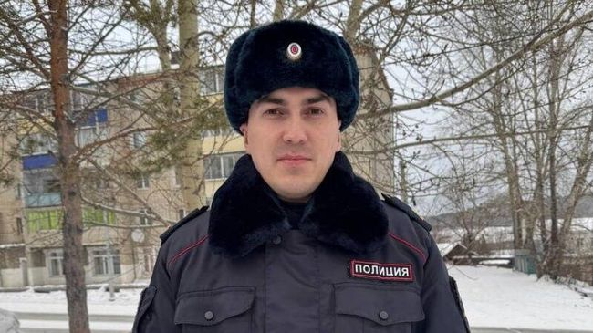 Старший лейтенант полиции Сергей Марков, спасший пенсионерку и ее собаку с котом из горящей квартиры в Амурской области