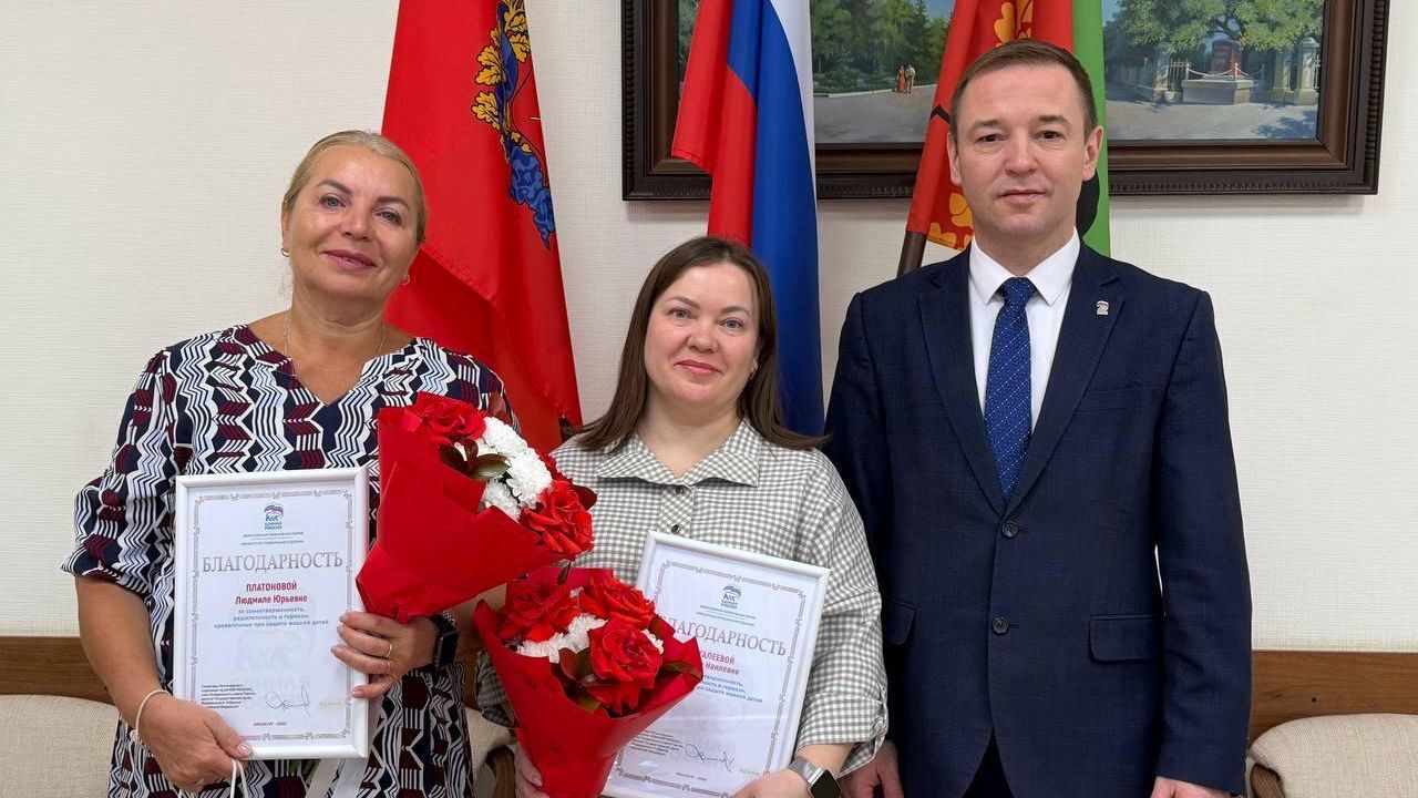 Глава Бугуруслана Дмитрий Дьяченко с воспитателями детского сада Лией Галеевой и Людмилой Платоновой Глава Бугуруслана Дмитрий Дьяченко с воспитателями детского сада Лией Галеевой и Людмилой Платоновой - РИА Новости, 1920, 12.02.2026
