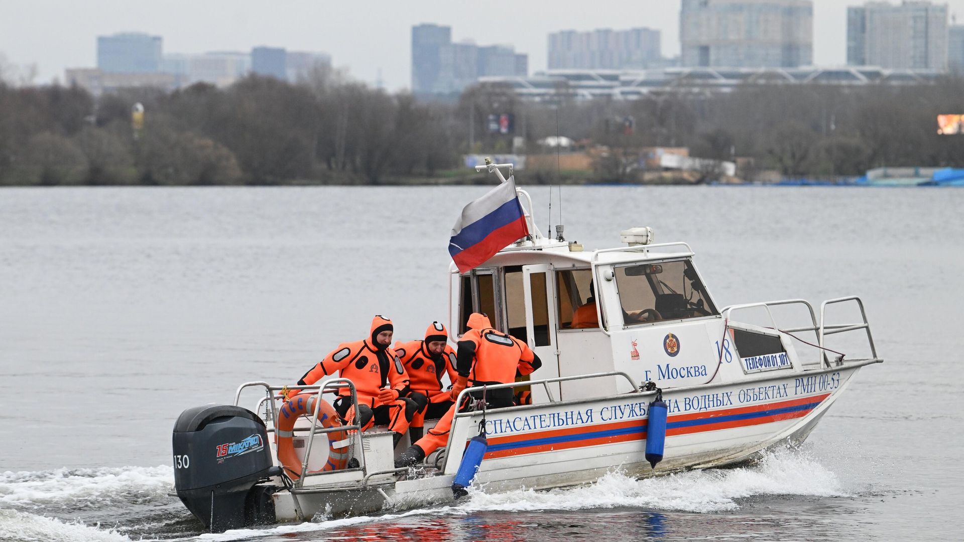 Подготовка спасателей к обеспечению безопасности на водоемах Москвы в зимний период. Подготовка спасателей к обеспечению безопасности на водоемах Москвы в зимний период. - РИА Новости, 1920, 09.02.2026