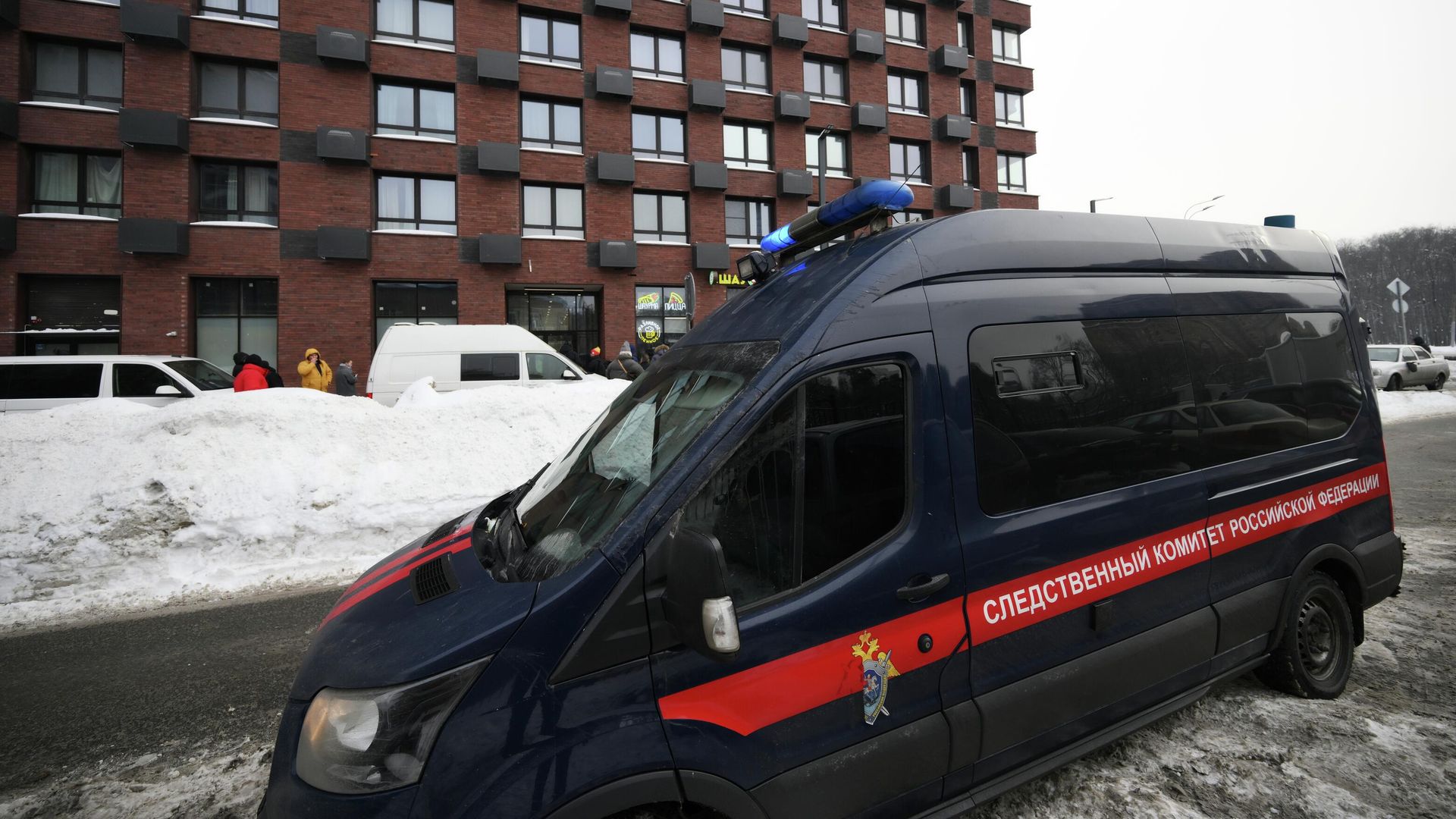 Автомобиль следственного комитета у дома, где было совершено покушение на убийство генерала Минобороны РФ Владимира Алексеева - РИА Новости, 1920, 11.02.2026