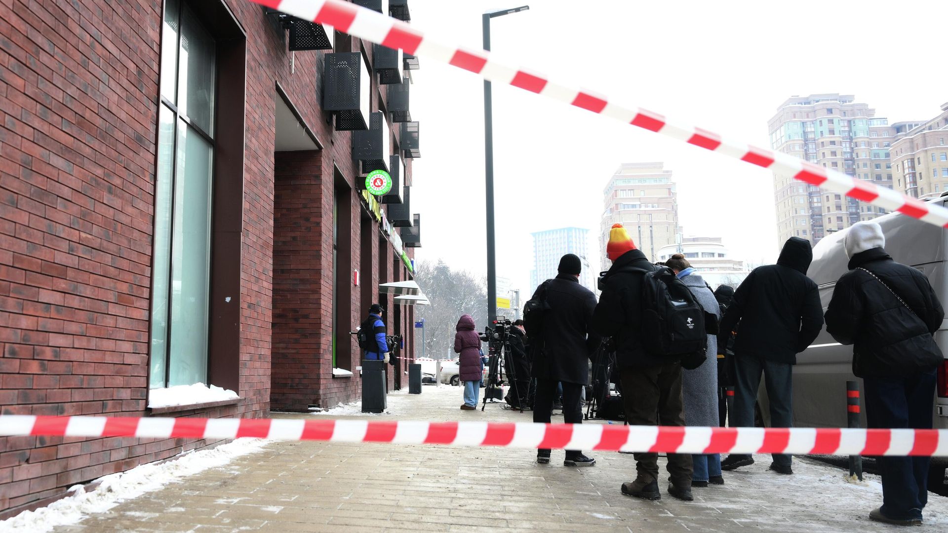 Люди у дома, где было совершено покушение на убийство генерала Минобороны России Владимира Алексеева Люди у дома, где было совершено покушение на убийство генерала Минобороны России Владимира Алексеева - РИА Новости, 1920, 06.02.2026