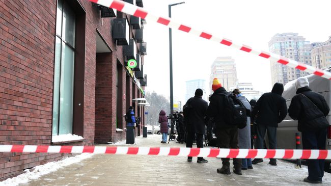 Люди у дома, где было совершено покушение на убийство генерала Минобороны РФ Владимира Алексеева