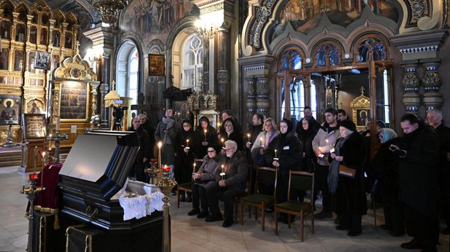 Отпевание во время церемонии прощания с советским диктором, телеведущей Светланой Жильцовой в храме святителя Николая Чудотворца на Рогожском кладбище в Москв Отпевание во время церемонии прощания с советским диктором, телеведущей Светланой Жильцовой в храме святителя Николая Чудотворца на Рогожском кладбище в Москв