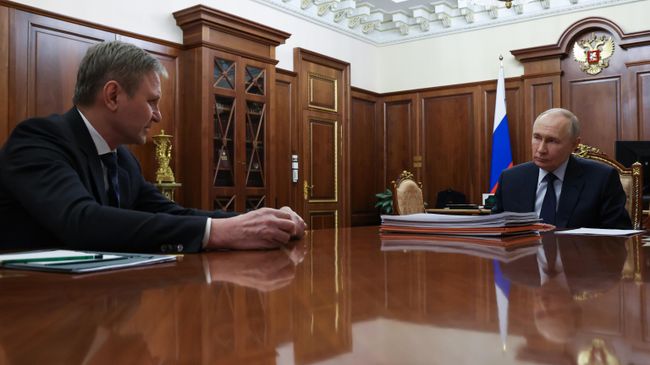 Президент РФ Владимир Путин и председатель совета директоров группы Мантера Александр Ткачев во время встречи