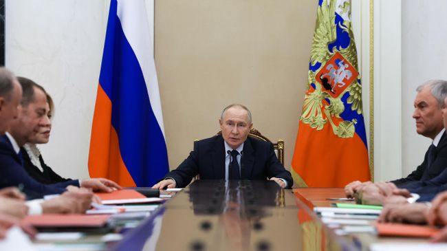 Президент РФ Владимир Путин проводит оперативное совещание с постоянными членами Совета Безопасности РФ