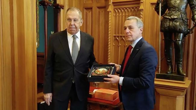 Министр иностранных дел России Сергей Лавров получил в подарок от действующего председателя ОБСЕ, главы МИД Швейцарии Иньяцио Кассиса музыкальную шкатулку с композицией Петра Чайковского