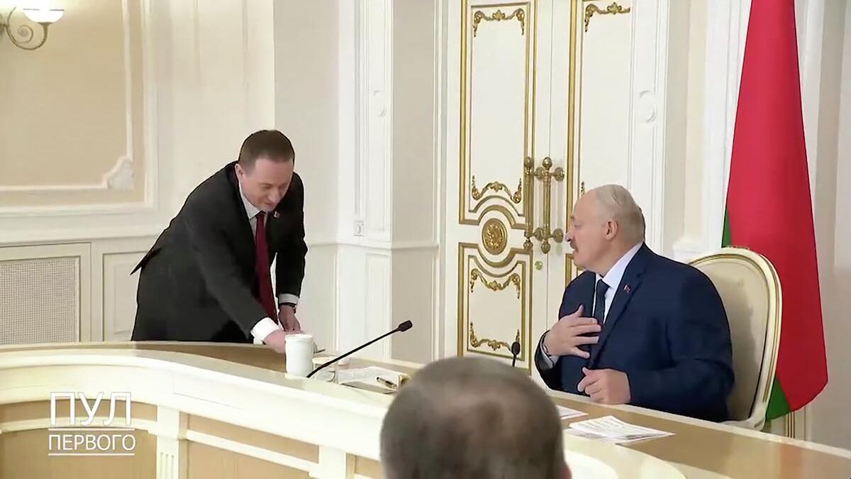Премьер-министр Белоруссии Александр Турчин и президент Белоруссии Александр Лукашенко во время совещания с руководством Совета министров Премьер-министр Белоруссии Александр Турчин и президент Белоруссии Александр Лукашенко во время совещания с руководством Совета министров - РИА Новости, 1920, 06.02.2026