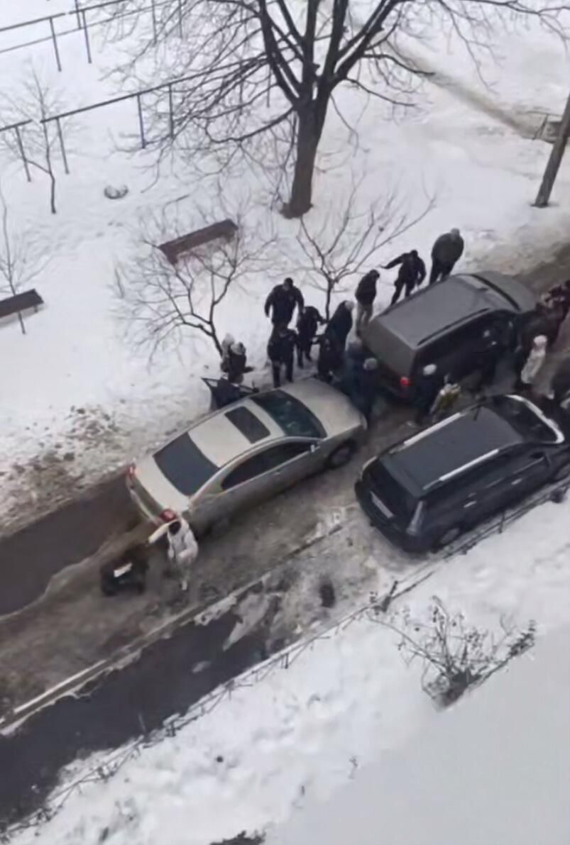 Жители Ровно заблокировали автобус ТЦК с мобилизованными и помогли им убежать Жители Ровно заблокировали автобус ТЦК с мобилизованными и помогли им убежать - РИА Новости, 1920, 08.04.2026