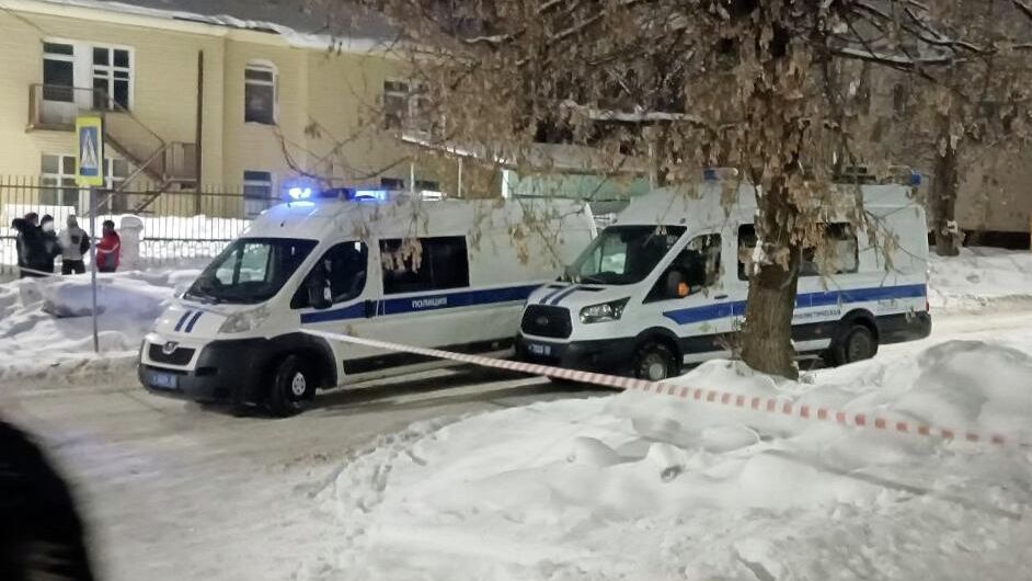 Автомобили сотрудников полиции у общежития в Уфе, где мужчина ранил четверых студентов и полицейского - РИА Новости, 1920, 07.02.2026