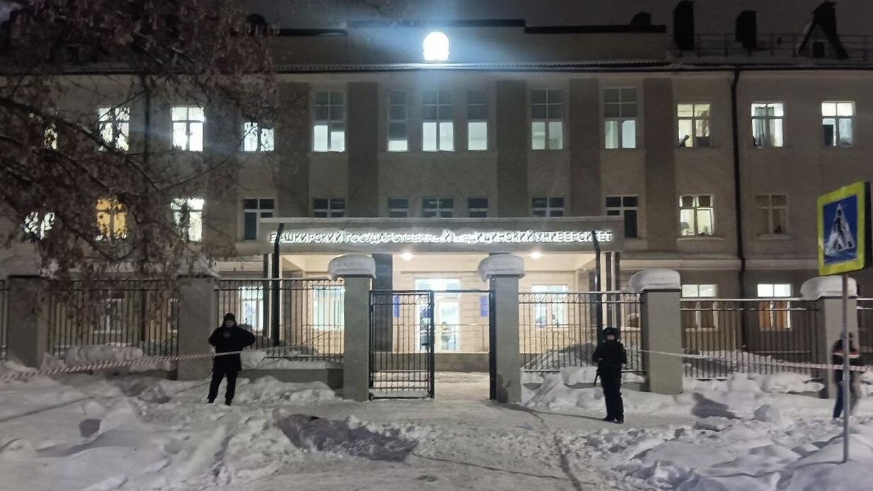 Сотрудники полиции у здания Башкирского государственного медицинского университета в Уфе, в общежитии которого мужчина ранил четверых студентов и полицейского Сотрудники полиции у здания Башкирского государственного медицинского университета в Уфе, в общежитии которого мужчина ранил четверых студентов и полицейского - РИА Новости, 1920, 07.02.2026
