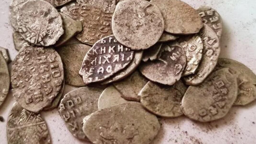 Клад серебряных монет, обнаруженный в палатах Аверкия Кириллова на Берсеневской набережной в Москве - РИА Новости, 1920, 07.02.2026