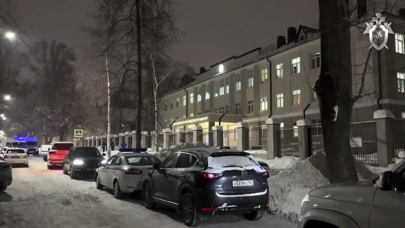 Автомобили около входа в здание Башкирского государственного медицинского университета в Уфе, в общежитии которого мужчина ранил четверых студентов и полицейского Автомобили около входа в здание Башкирского государственного медицинского университета в Уфе, в общежитии которого мужчина ранил четверых студентов и полицейского - РИА Новости, 1920, 08.02.2026
