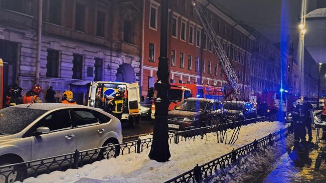Ликвидация пожара на чердаке исторического здания Санкт-Петербурга