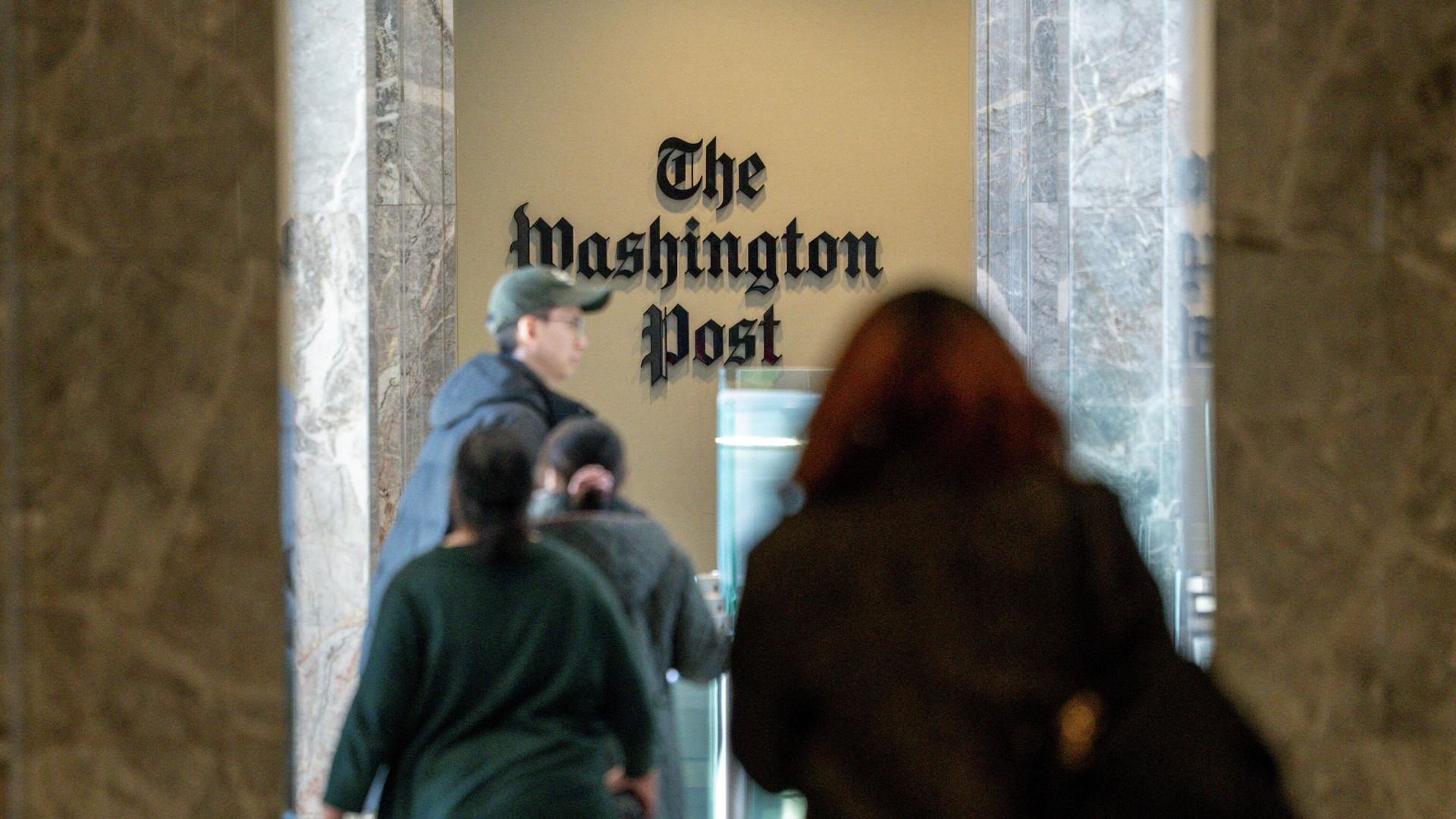 Сотрудники Washington Post входят в здание Сотрудники Washington Post входят в здание - РИА Новости, 1920, 08.02.2026