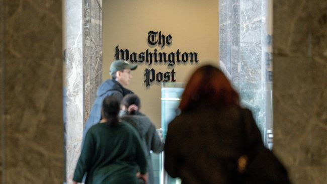 Сотрудники Washington Post входят в здание Сотрудники Washington Post входят в здание