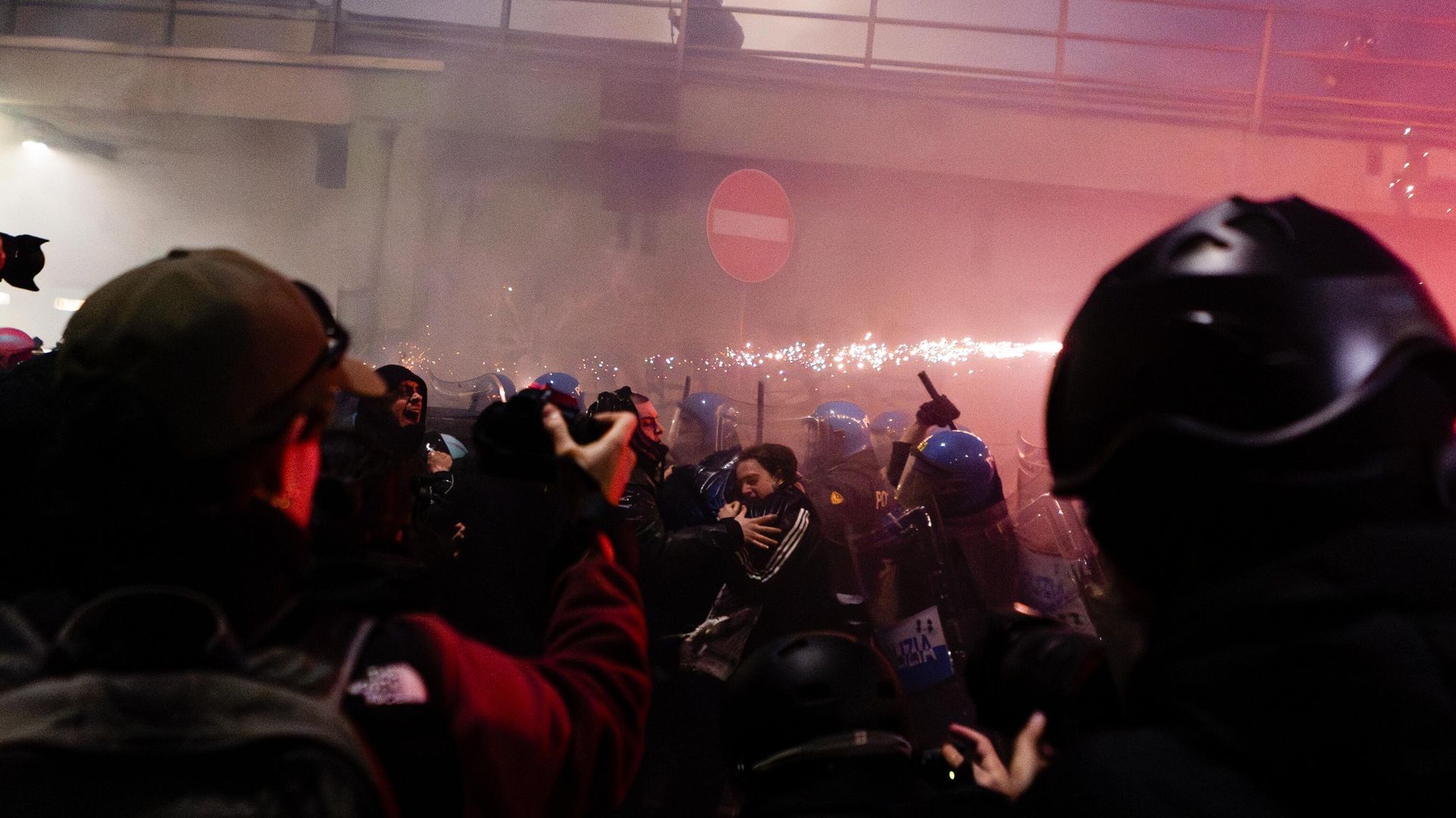 Столкновения между противниками Олимпиады и полицией в Милане. 7 февраля 2026 Столкновения между противниками Олимпиады и полицией в Милане. 7 февраля 2026 - РИА Новости, 1920, 07.02.2026