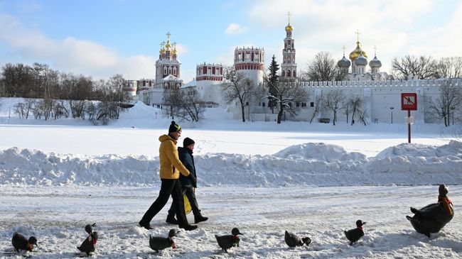 Горожане гуляют около Новодевичего монастыря в Москве