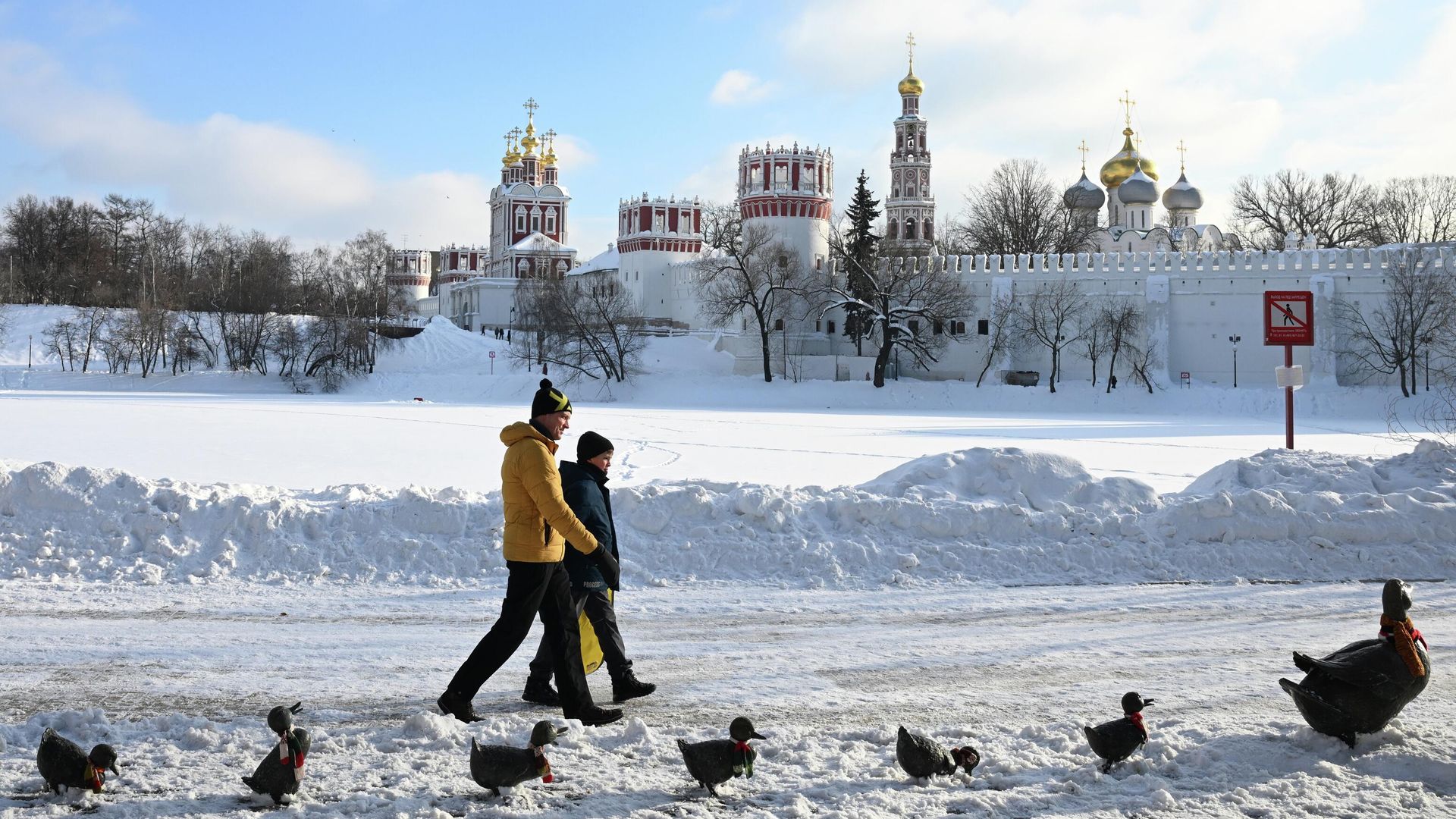Горожане гуляют около Новодевичего монастыря в Москве Горожане гуляют около Новодевичего монастыря в Москве - РИА Новости, 1920, 11.02.2026