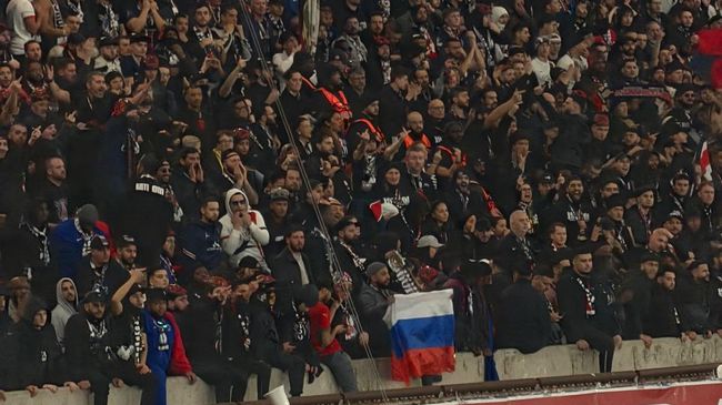 Флаг России на трибуне парижского стадиона Парк де Пренс во время матча между ПСЖ и Марселем в чемпионате Франции по футболу