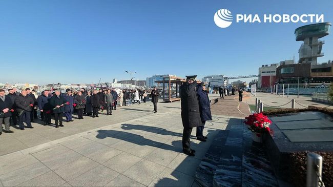 Торжественная церемония возложения цветов к монументу морякам с Варяга и канонерской лодки Кореец в Инчхоне, Южная Корея