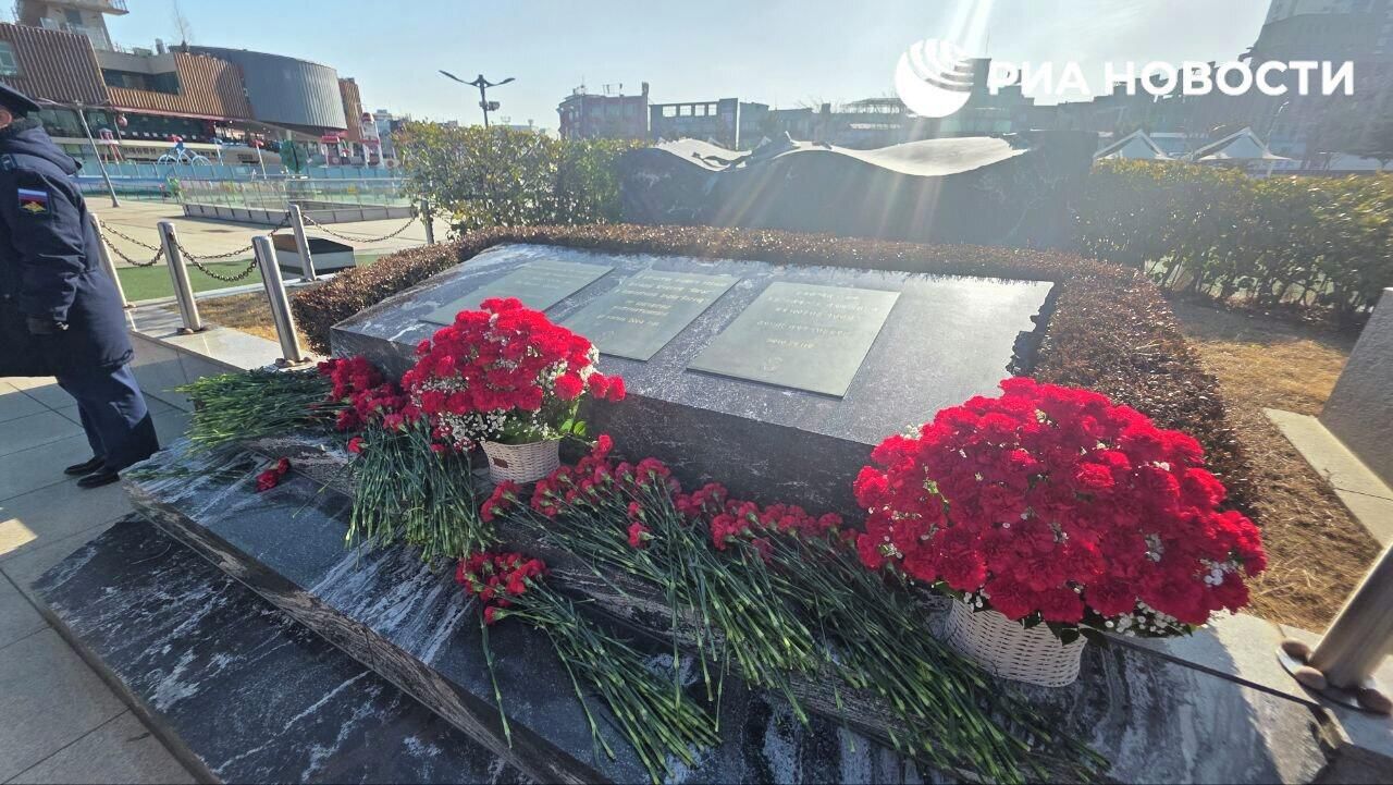 Торжественная церемония возложения цветов к монументу морякам с Варяга и канонерской лодки Кореец в Инчхоне, Южная Корея - РИА Новости, 1920, 09.02.2026