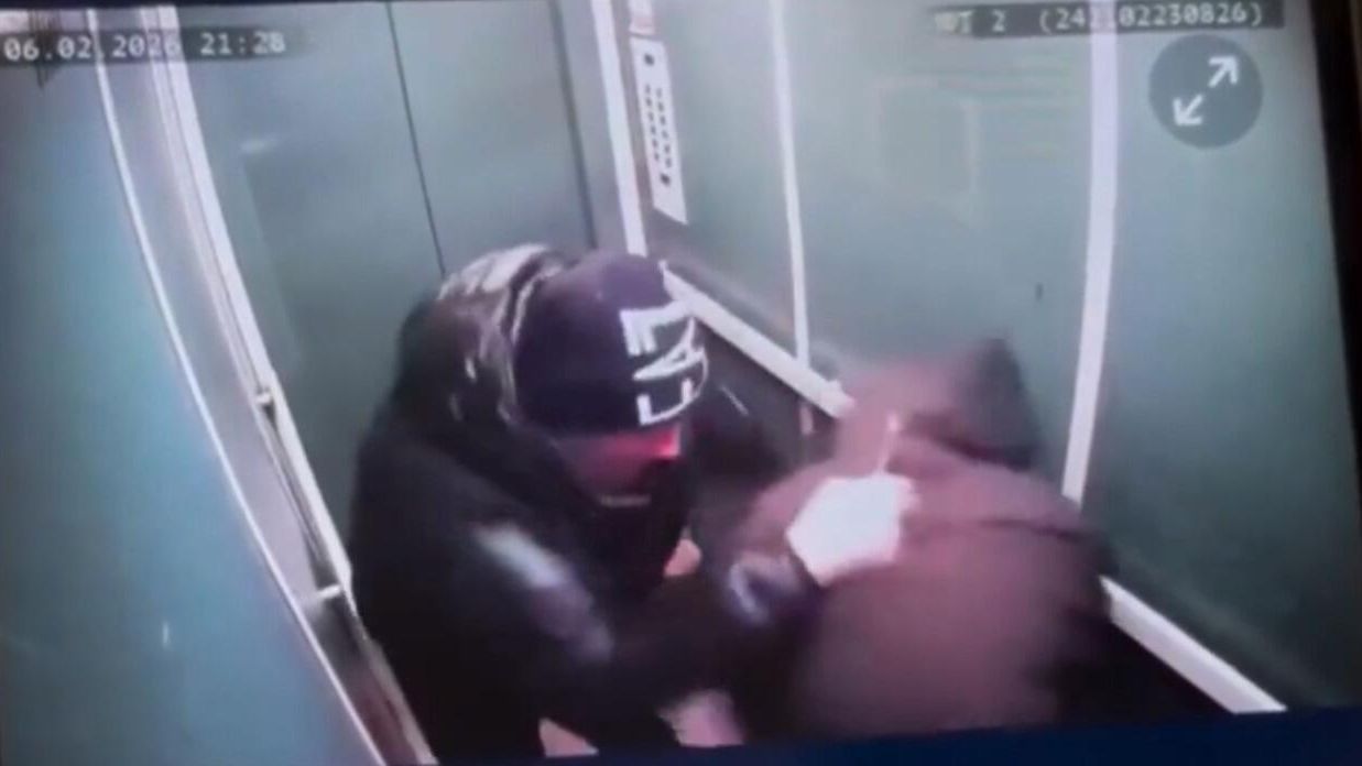 Кадр видео избиения инвалида в лифте в Барнауле Кадр видео избиения инвалида в лифте в Барнауле - РИА Новости, 1920, 09.02.2026