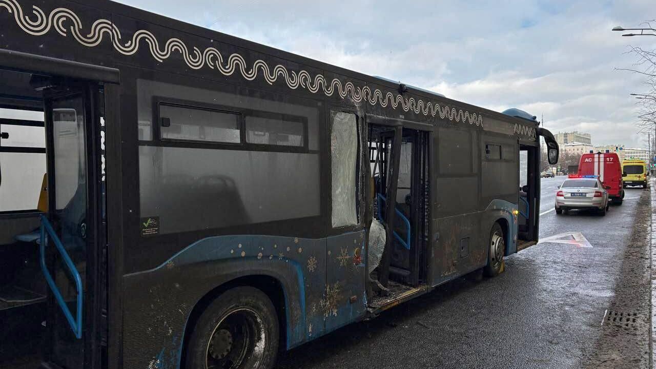 Последствия ДТП на Ленинском проспекте в Москве Последствия ДТП на Ленинском проспекте в Москве - РИА Новости, 1920, 09.02.2026