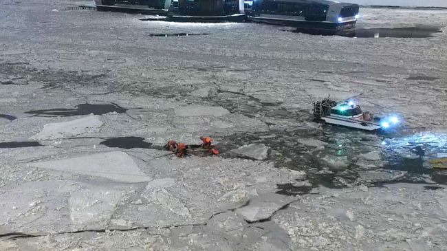 Спасатели достают мужчину из ледяной полыньи на Москве-реки в районе Ростовской набережной Спасатели достают мужчину из ледяной полыньи на Москве-реки в районе Ростовской набережной