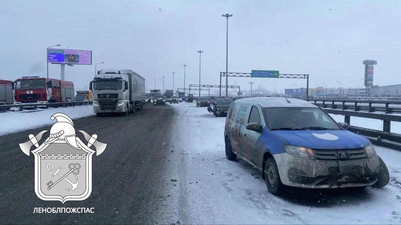 Массовое ДТП на кольцевой автомобильной дороге (КАД) в Санкт-Петербурге Массовое ДТП на кольцевой автомобильной дороге (КАД) в Санкт-Петербурге - РИА Новости, 1920, 09.02.2026