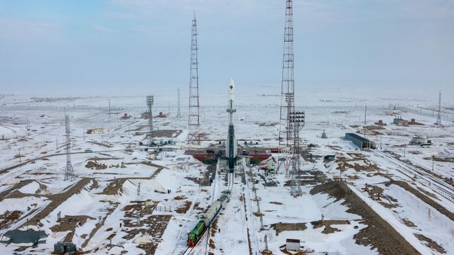 Установка ракеты-носителя Протон-М со спутником Электро-Л на стартовый стол комплекса космодрома Байконур
