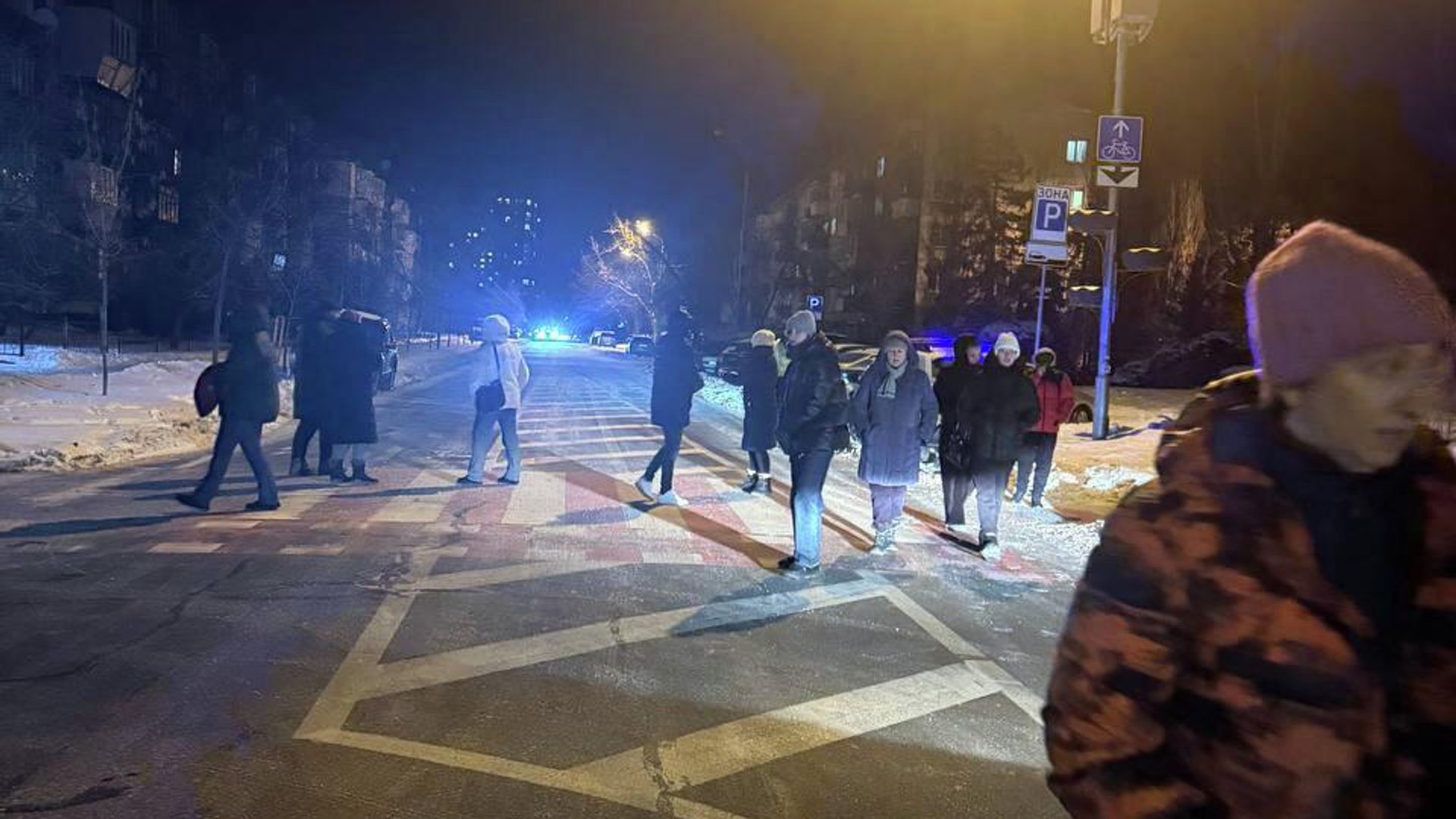 Жители Киева перекрыли дорогу из-за долгого отсутствия света и тепла Жители Киева перекрыли дорогу из-за долгого отсутствия света и тепла - РИА Новости, 1920, 10.02.2026