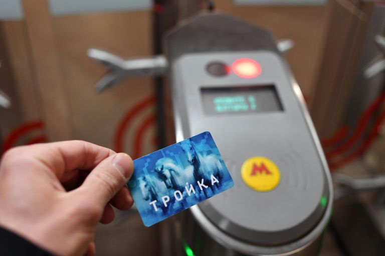 Пассажир с картой Тройка проходит через турникет на станции метро Сходненская в Москве