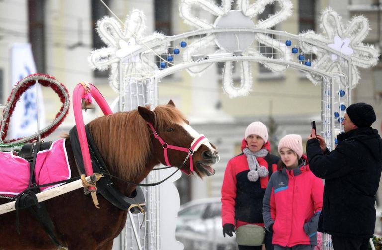 Праздничные гуляния на Театральной площади в Кирове