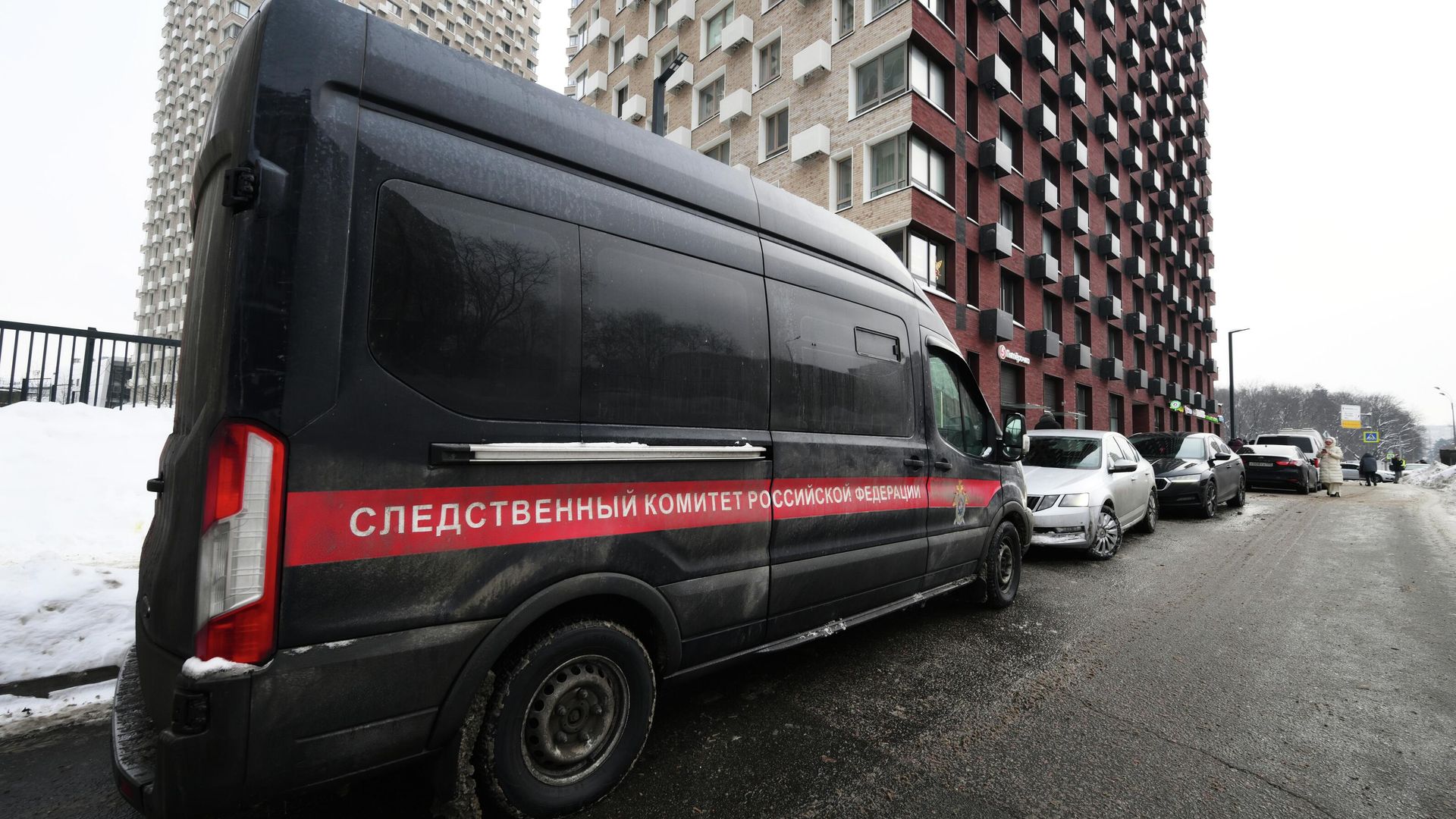 Автомобиль Следственного комитета РФ у дома, где было совершено покушение на убийство генерала Минобороны РФ Владимира Алексеева Автомобиль Следственного комитета РФ у дома, где было совершено покушение на убийство генерала Минобороны РФ Владимира Алексеева - РИА Новости, 1920, 10.02.2026