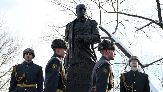 Церемония открытия монумента советскому разведчику, Герою России Алексею Ботяну на территории Покровского парка в Москве