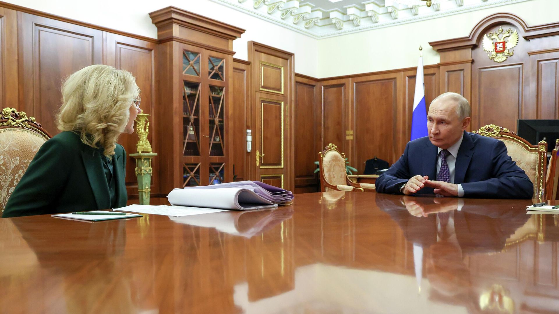 Путин принял с докладом вице-премьера Голикову Путин принял с докладом вице-премьера Голикову - РИА Новости, 1920, 10.02.2026