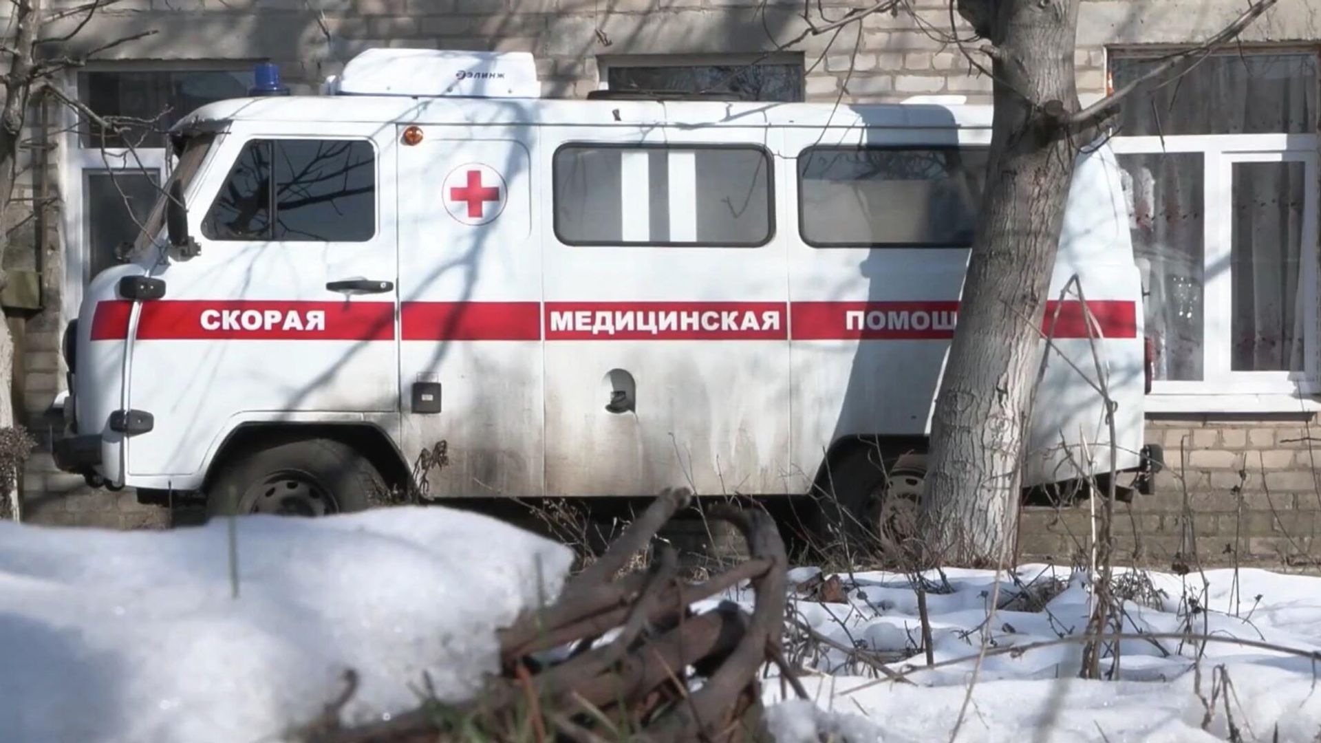 Машина скорой помощи на месте обстрела в Запорожской области. Кадр видео - РИА Новости, 1920, 10.02.2026