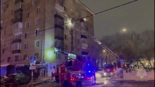 Спасение людей из горящего дома в центре Москвы