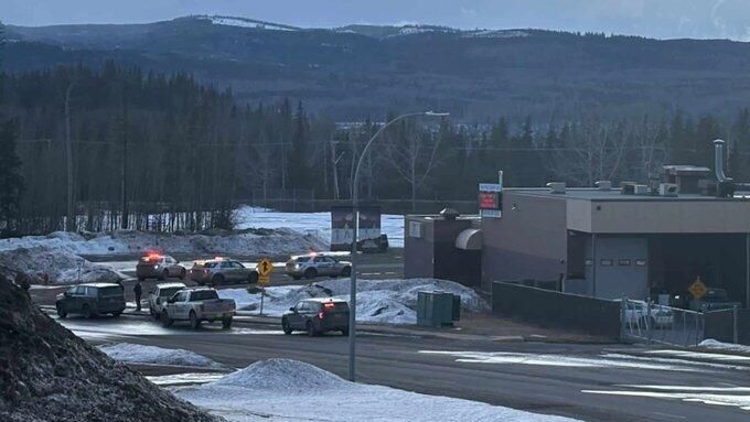 Экстренные службы на месте стрельбы в школе Тамблер Ридж в канадской провинции Британская Колумбия - РИА Новости, 1920, 11.02.2026