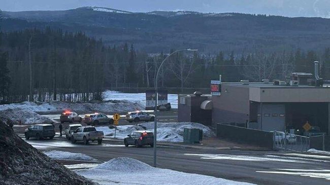 Экстренные службы на месте стрельбы в школе Тамблер Ридж в канадской провинции Британская Колумбия