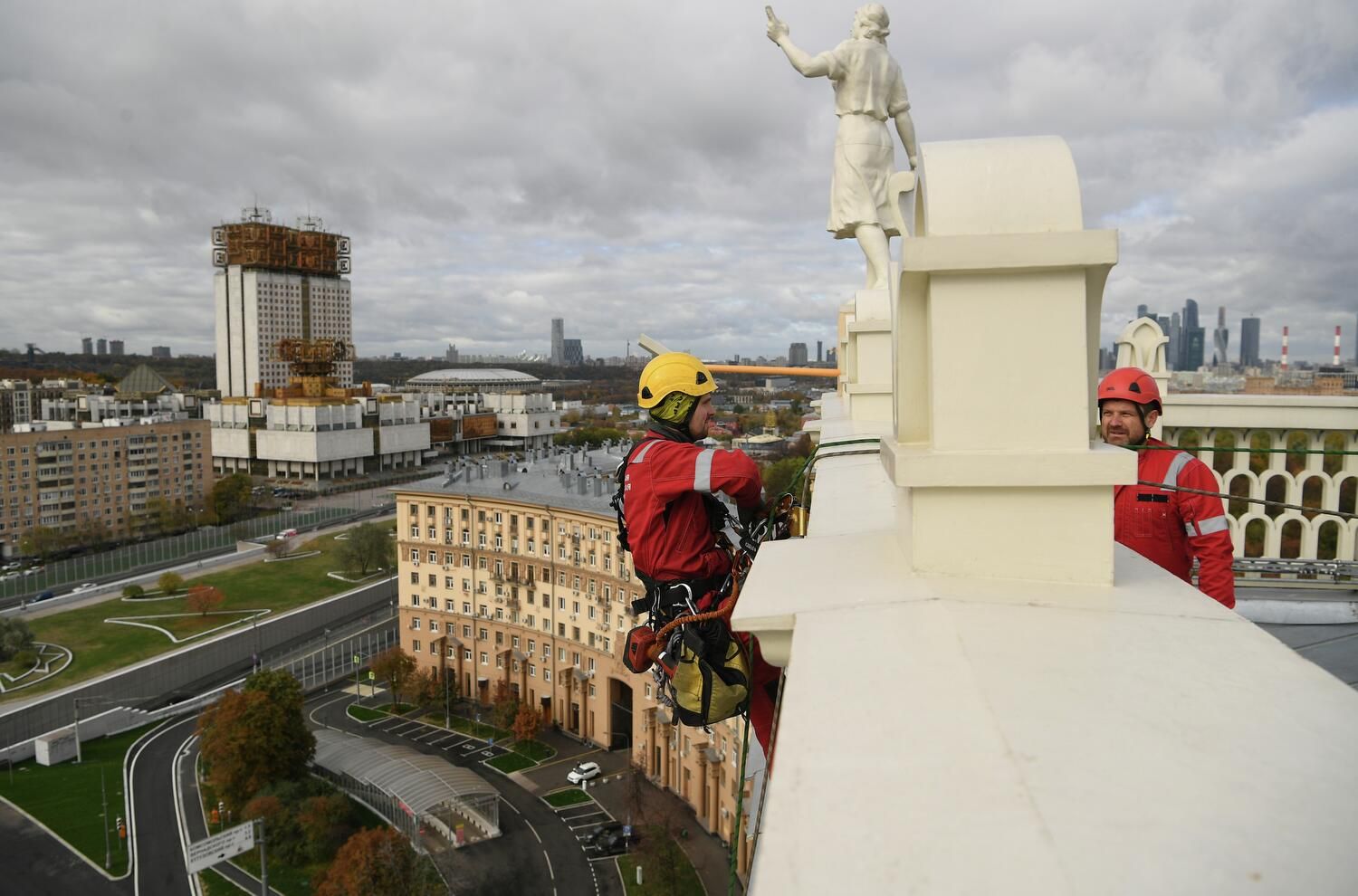 Работа промышленных альпинистов ОЭК Работа промышленных альпинистов ОЭК - РИА Новости, 1920, 11.02.2026